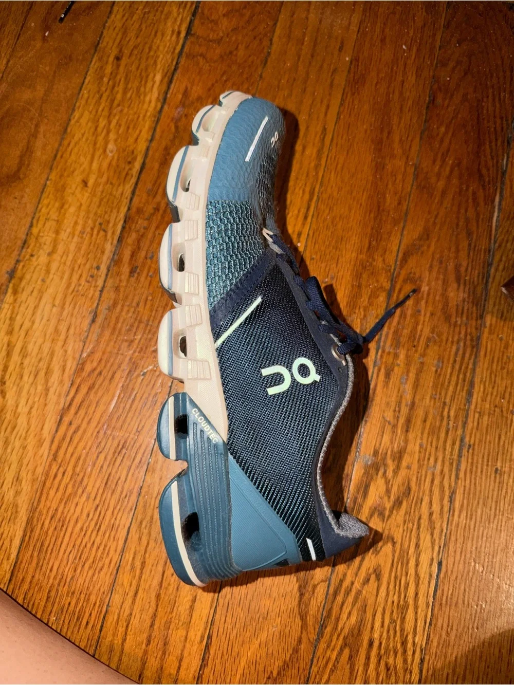 Women’s on cloud flyer size 6 1/2